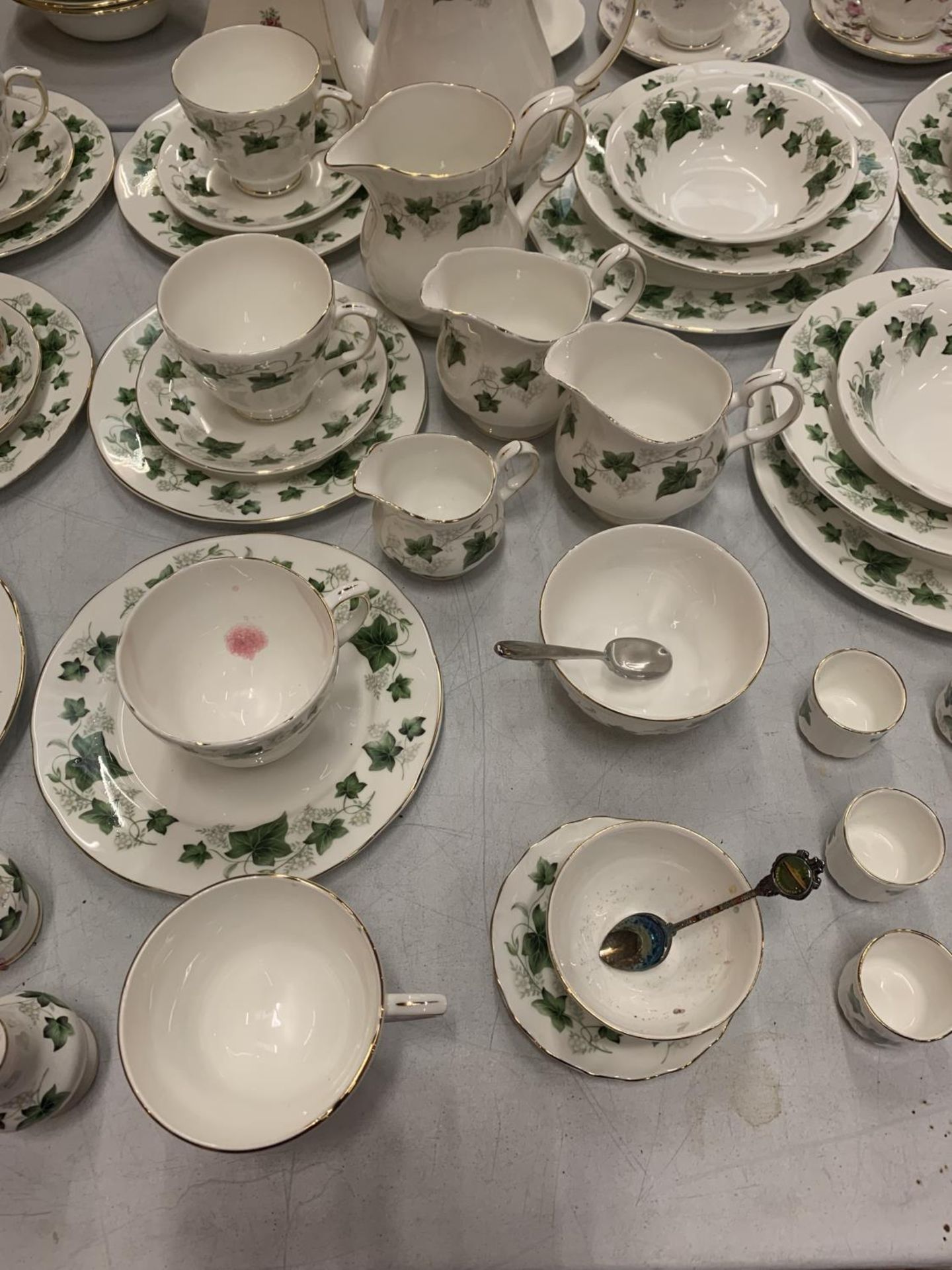 A LARGE COLLECTION OF DUCHESS FINE BONE CHINA 'IVY' TABLEWARE TO INCLUDE CUPS, SAUCERS, EGG CUPS, - Image 4 of 6