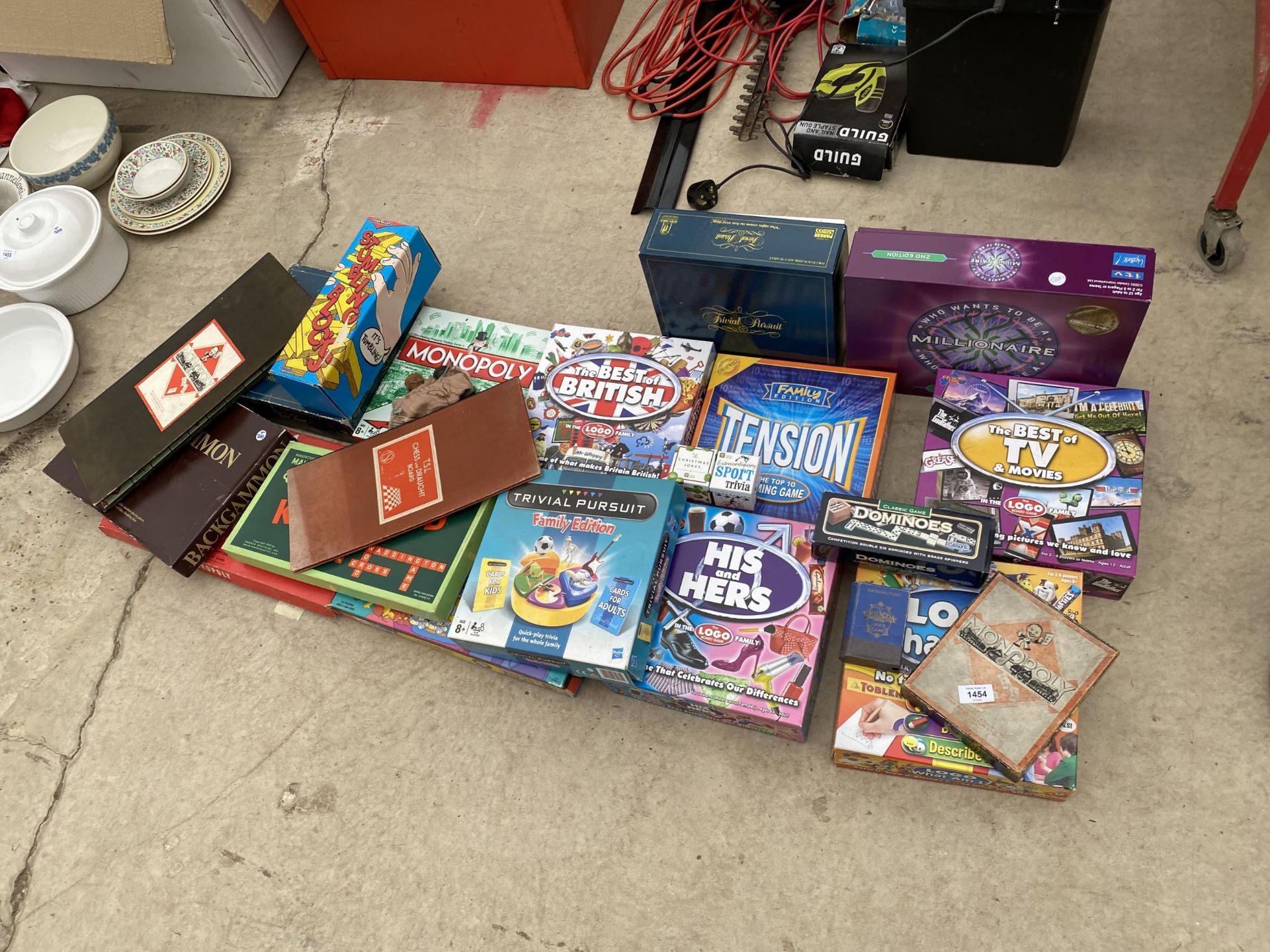 AN ASSORTMENT OF BOARD GAMES TO INCLUDE MONOPOLY, TRIVIAL PURSUIT AND BACKGAMMON ETC