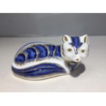 A ROYYAL CROWN DERBY ARTIC FOX WITH SILVER COLOURED STOPPER