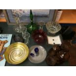 A COLLECTION OF GLASSWARE TO INCLUDE COLOURED EXAMPLES TO INCLUDE BOWLS, VASES, DECANTERS, A