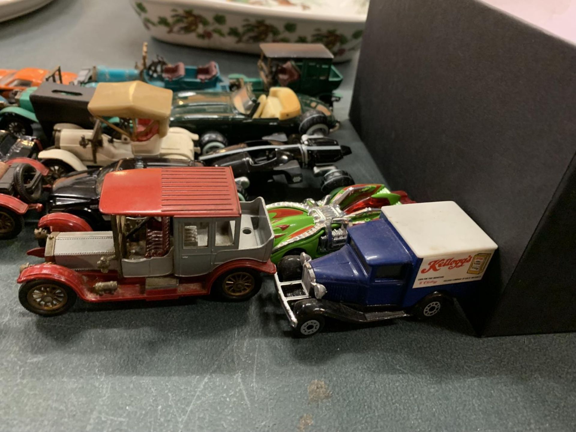 A BOX OF TOY CARS - Image 3 of 4