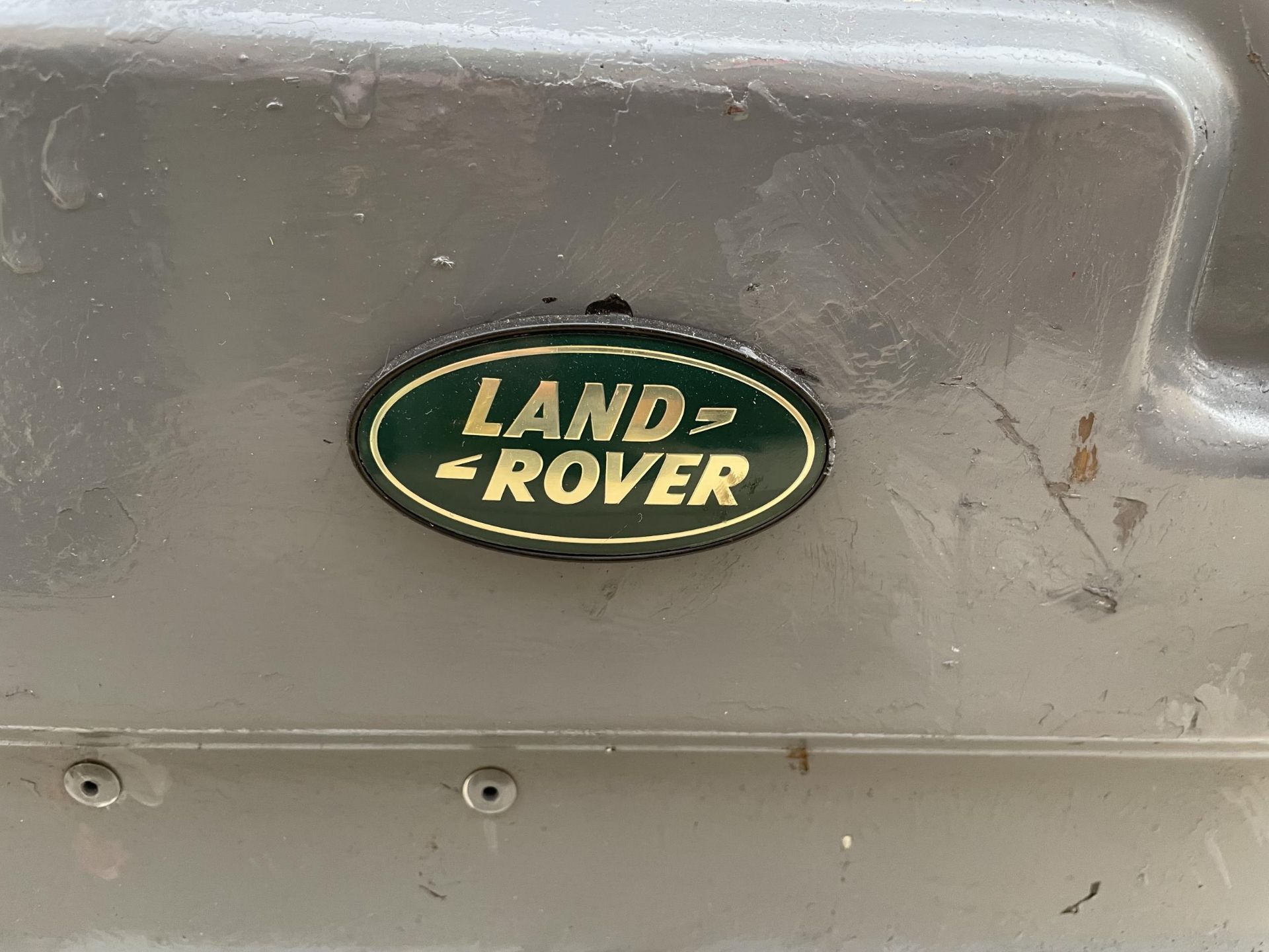 A METAL TOOLBOX AND TOOL CONTENTS WITH A LAND ROVER BADGE AND TROLLEY BASE - Image 3 of 3