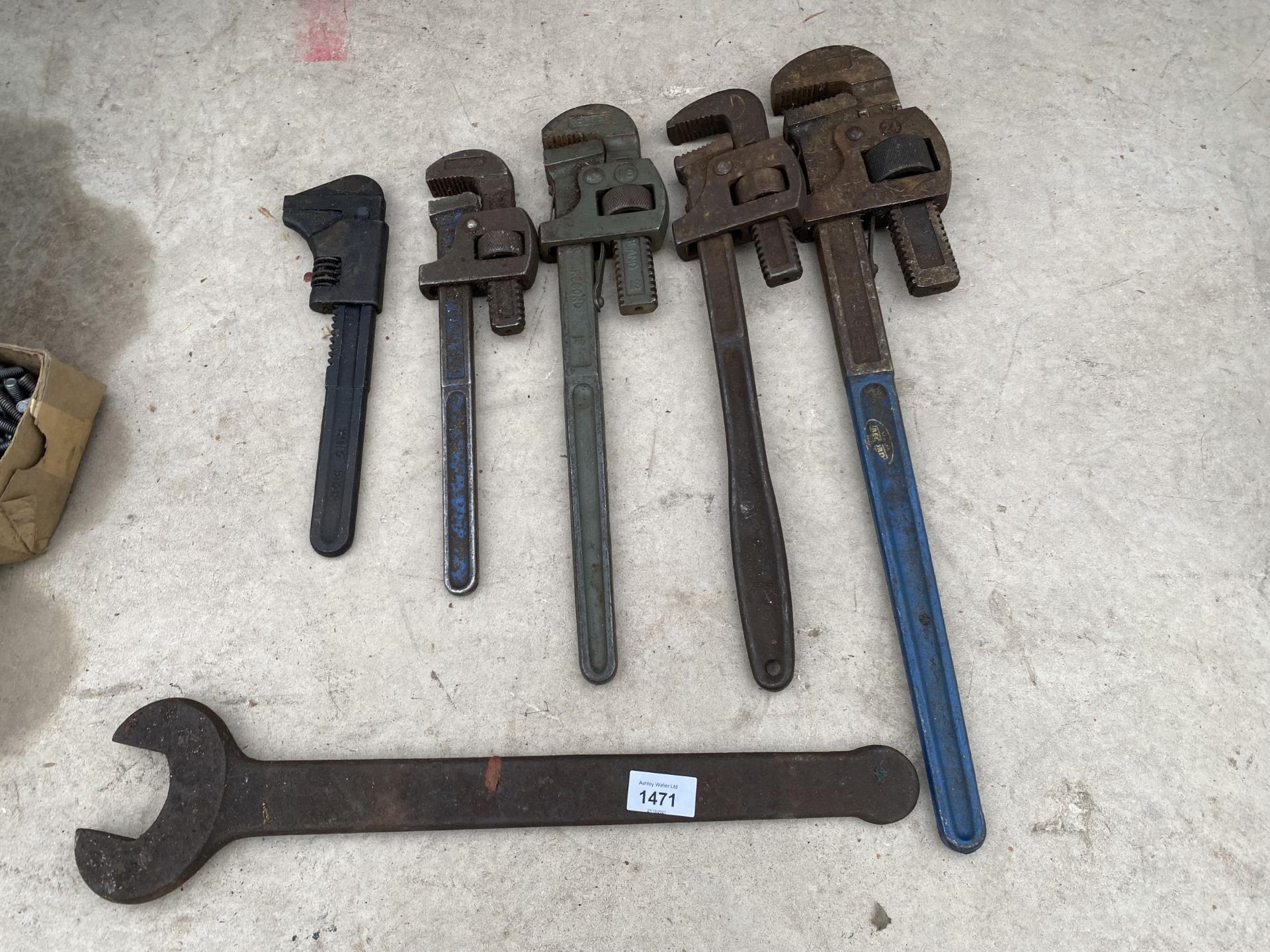 FIVE VARIOUS SIZED STILSONS AND A LARGE SPANNER