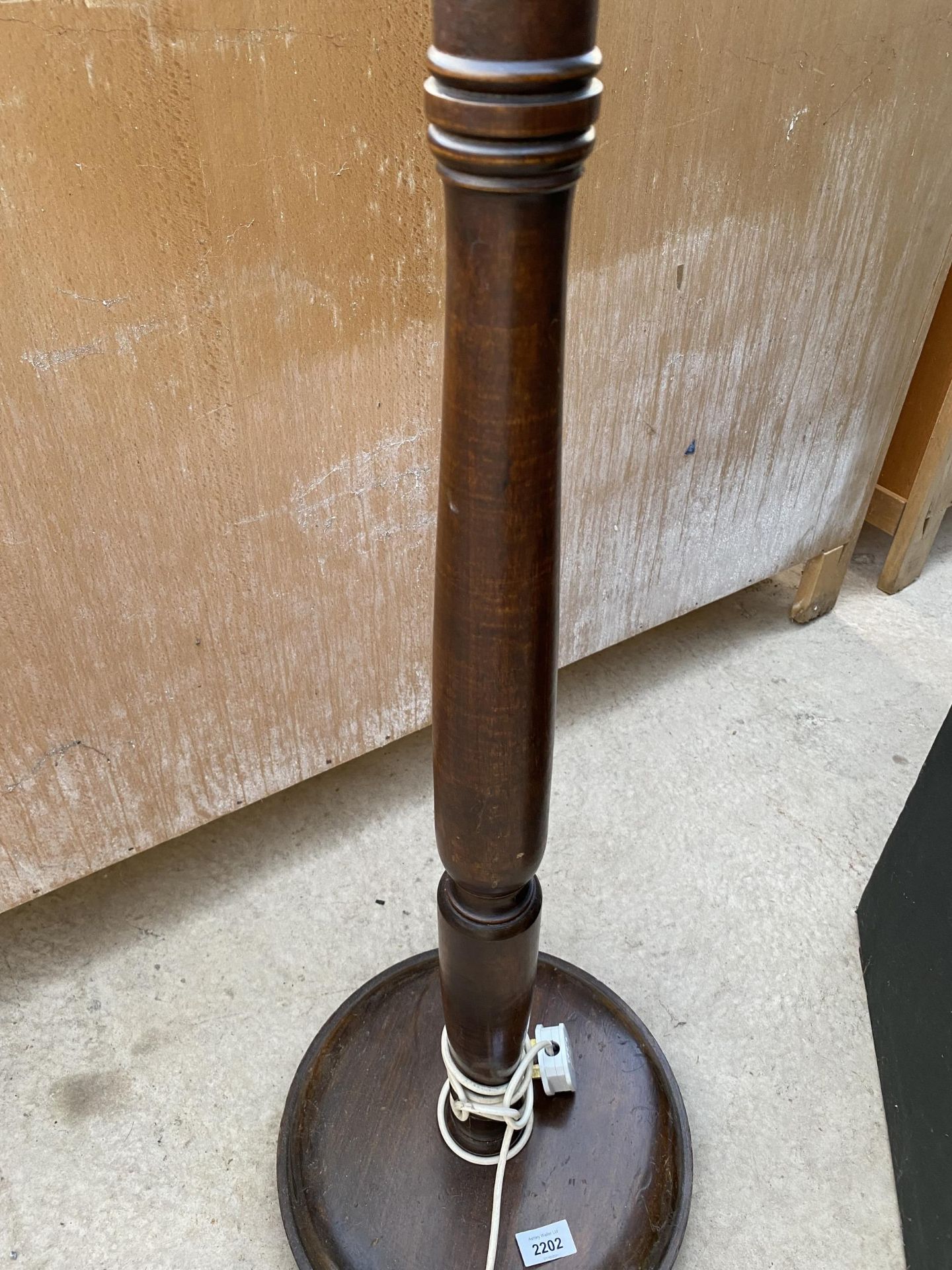 AN OAK STANDARD LAMP WITH TURNED COLUMN - Image 2 of 2