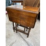 AN EARLY 20TH CENTURY OAK GATE-LEG TABLE WITH BARLEY TWIST LEGS