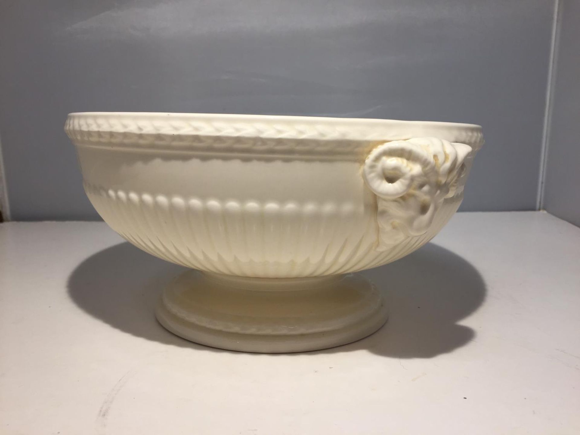 A WEDGEWOOD QUEENSWARE BOWL - Image 2 of 4
