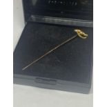 A 15 CARAT GOLD PIN BROOCH WITH A TWIST DESIGN IN A PRESENTATION BOX