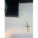 A MARKED 375 9 CARAT GOLD CROSS AND CHAIN GROSS WEIGHT 3 GRAMS WITH A PRESENTATION BOX