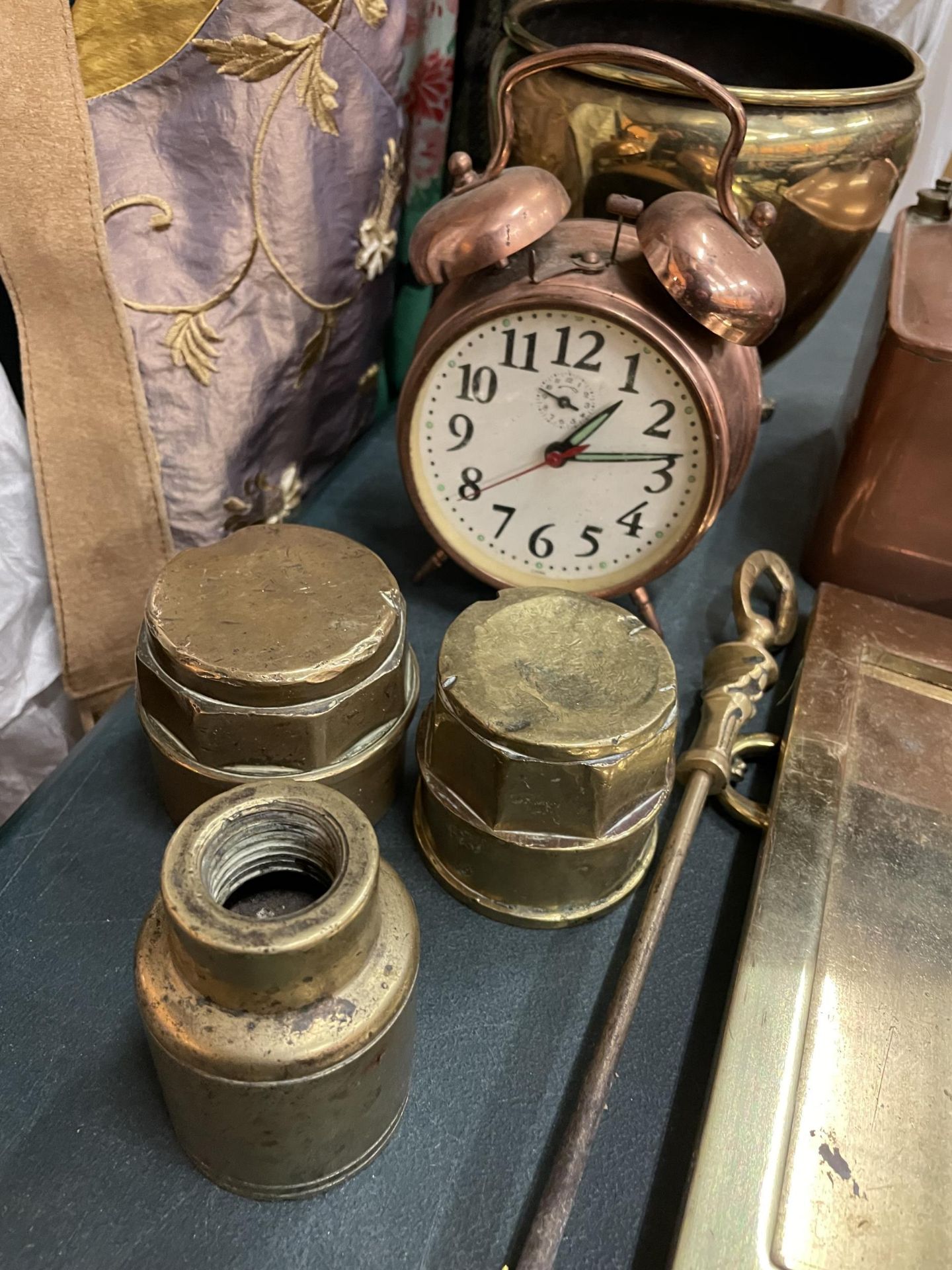 A VARIETY OF ITEMS TO INCLUDE A VINTAGE PARAFFIN HEATER, ALARM CLOCK, CANDLE SNUFFER, LETTER BOX - Image 2 of 5