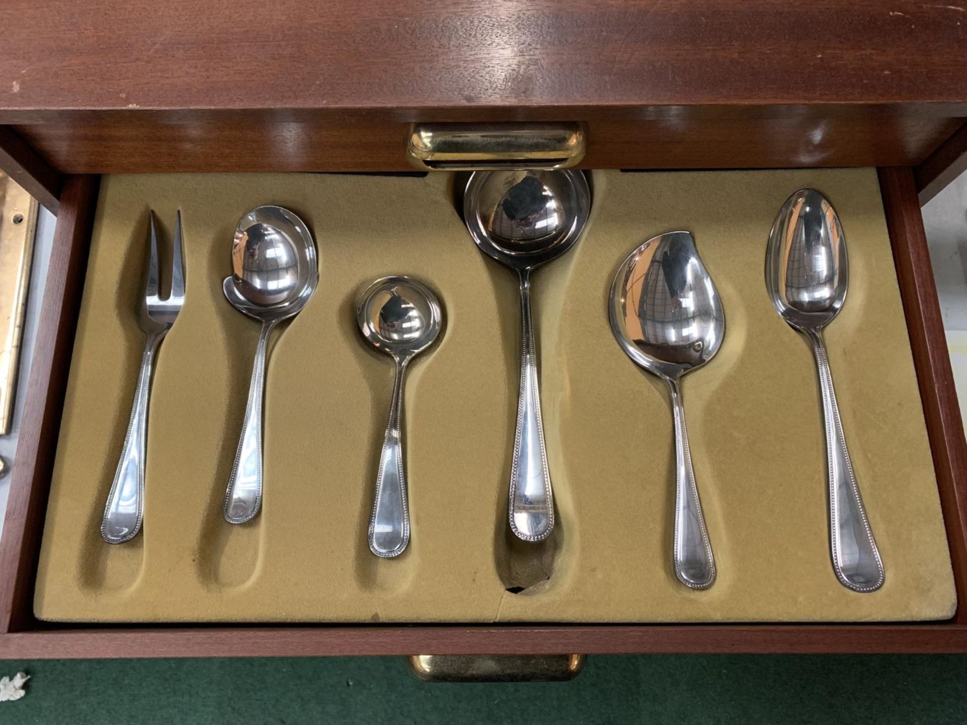 A VERY LARGE WOODEN BOXED CANTEEN OF CUTLERY CONTAINING FIFTY SEVEN PIECES TO INCLUDE LADELS, - Image 3 of 6