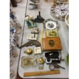 A MIXED COLLECTION OF ITEMS TO INCLUDE TWO SMALL BOXES, ASHTRAYS, A WALL PLAQUE, LETTER OPENERS ETC