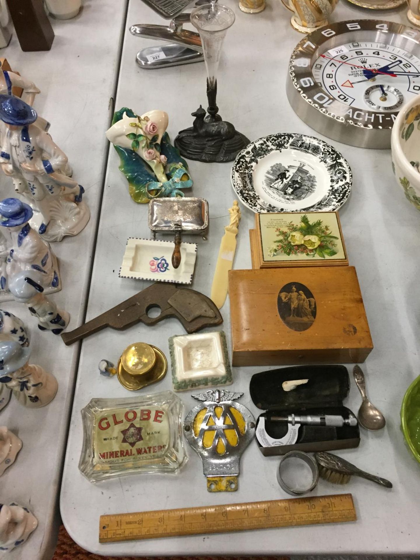 A MIXED COLLECTION OF ITEMS TO INCLUDE TWO SMALL BOXES, ASHTRAYS, A WALL PLAQUE, LETTER OPENERS ETC