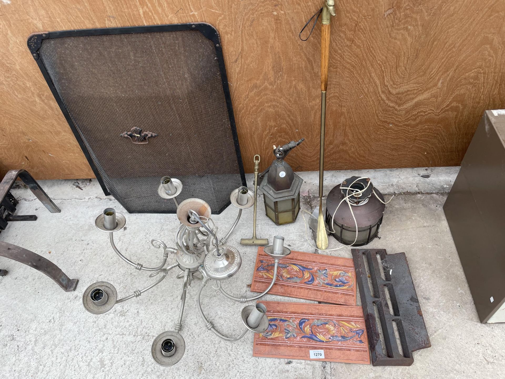 AN ASSORTMENT OF ITEMS TO INCLUDE ANM UNUSUAL SHIOE HORN, LIGHT FITTINGS AND A FIRE SCREEN ETC