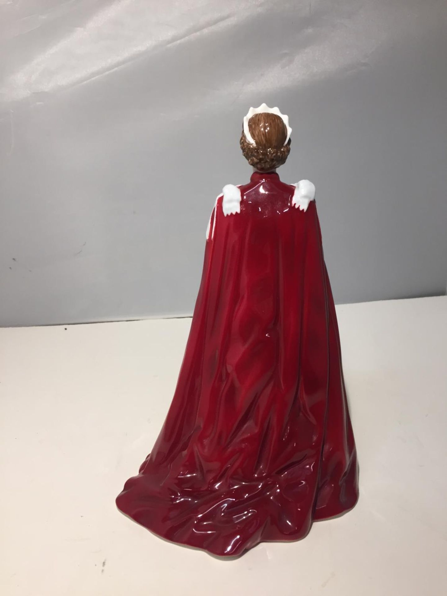 A ROYAL WORCESTER FIGURE IN CELEBRATION OF THE QUEENS 80TH BIRTHDAY 2006 DRESSED IN THE ROBES OF THE - Image 2 of 3