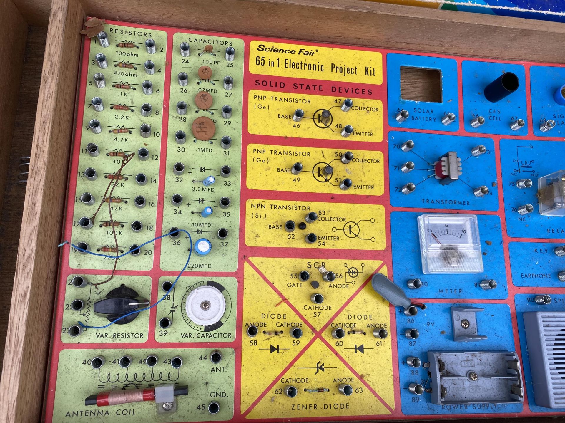 A VINTAGE SCIENCE FAIR ELECTRONIC PROJECT KIT - Image 3 of 3