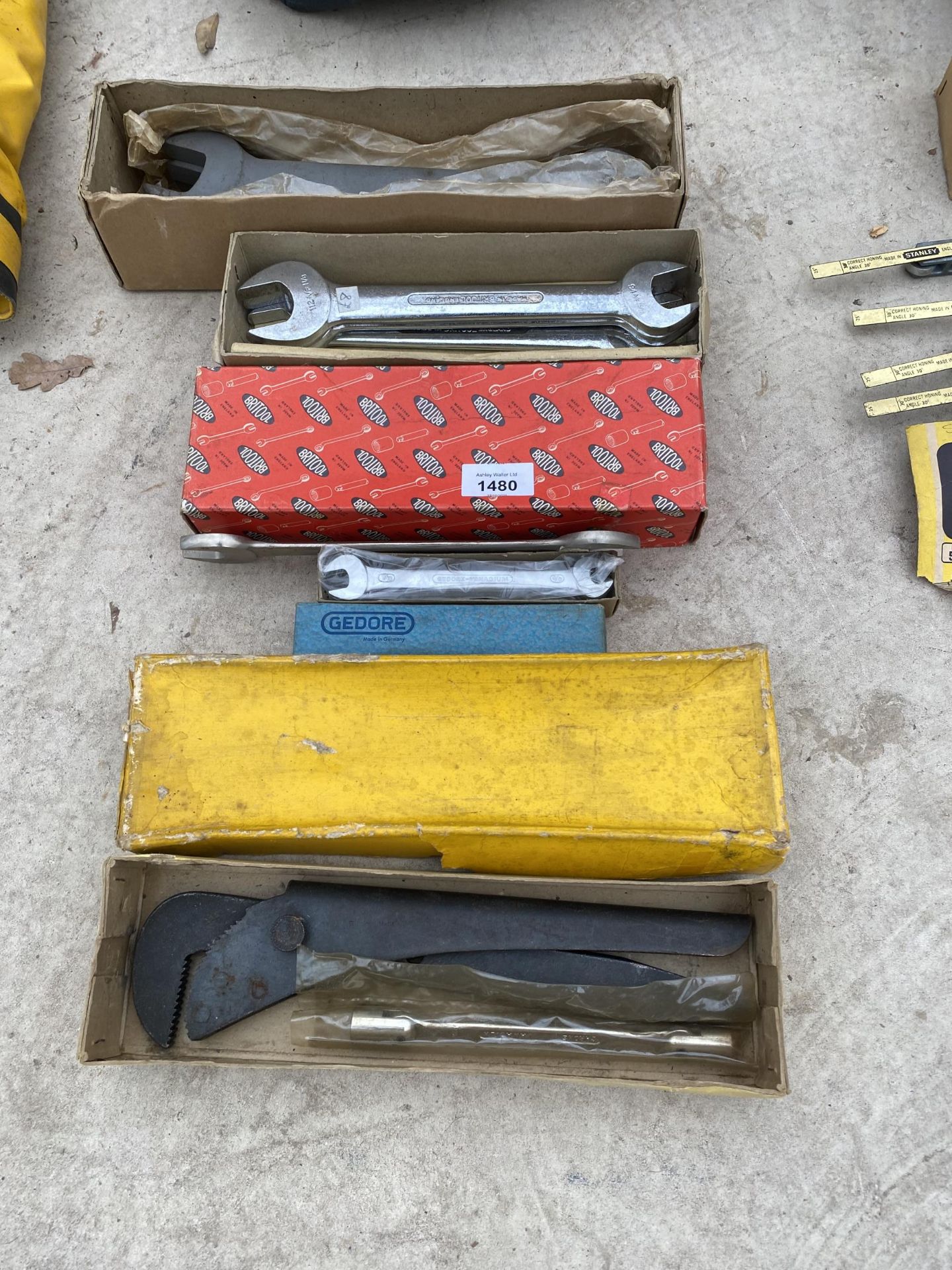 AN ASSORTMENT OF TOOLS TO INCLUDE BRITOOL AND GEDORE SPANNERS ETC