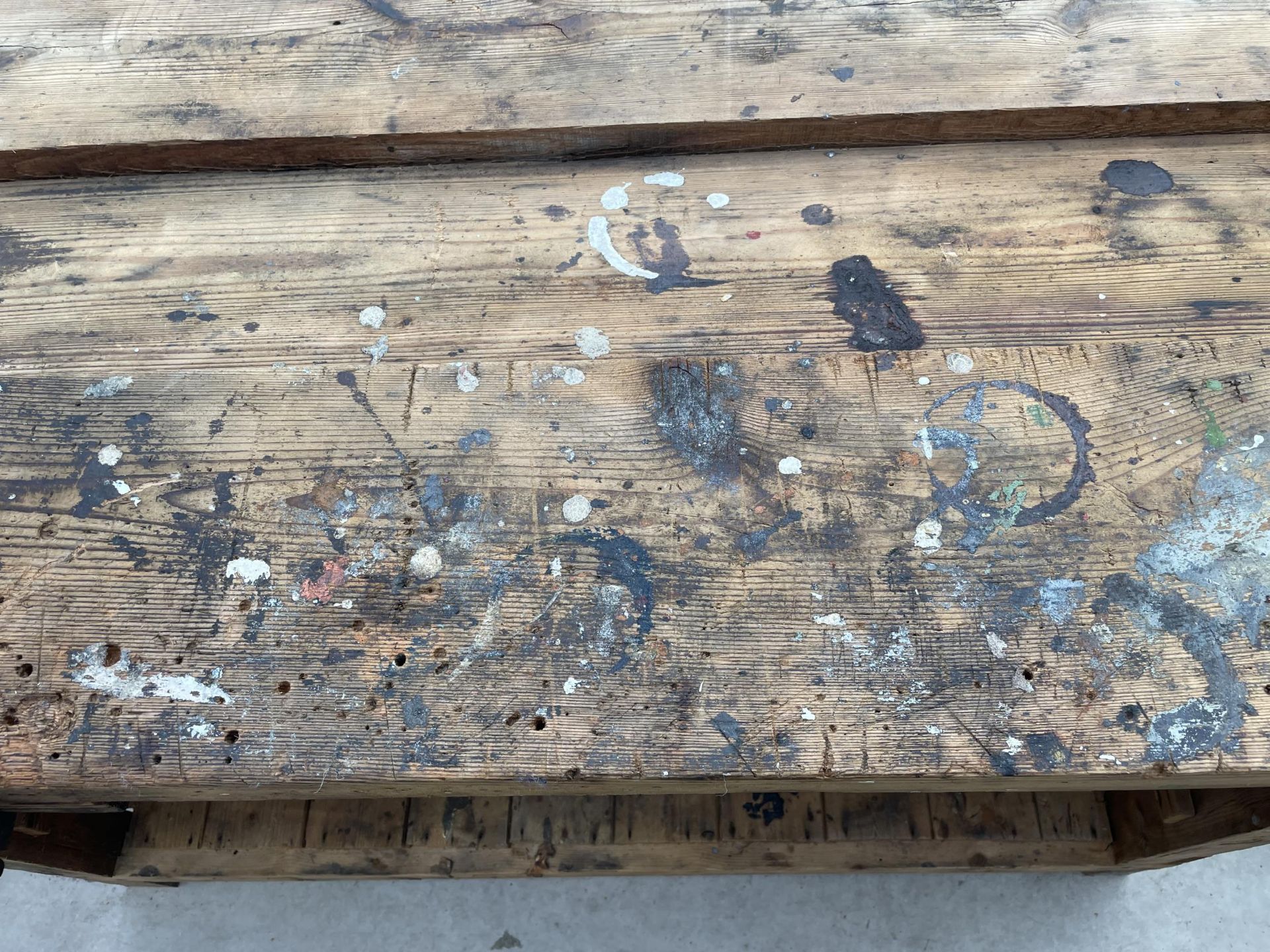 A VINTAGE WOODEN WORK BENCH WITH WITH RECORD NO.52 BENCH VICE - Image 4 of 5