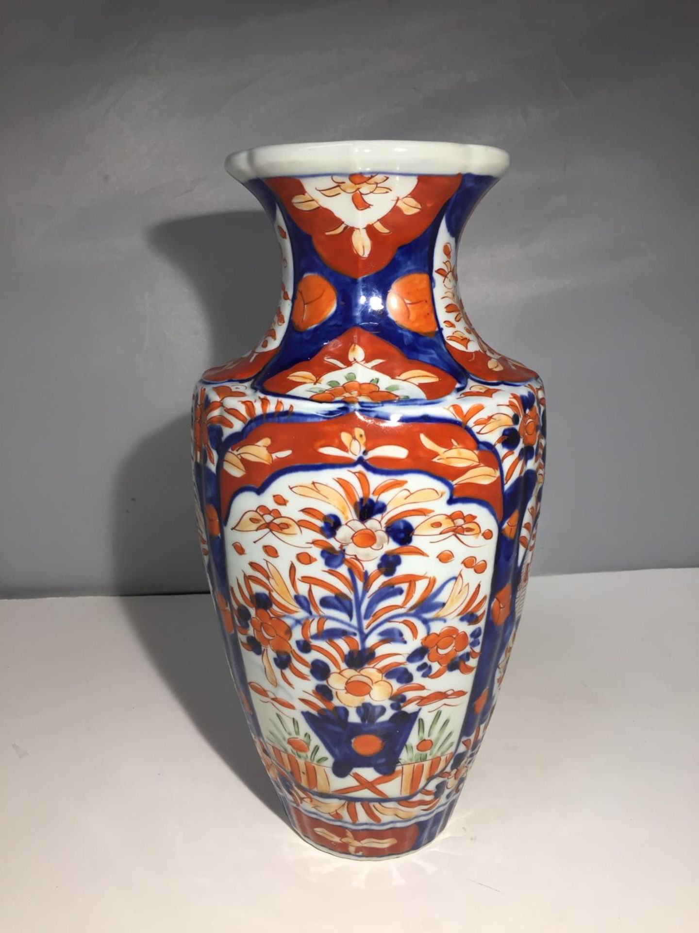 AN IMARI ORIENTAL VASE DECORATED WITH FLOWERS IN BLUE, RED AND GREEN. HEIGHT 30CM - Image 4 of 6