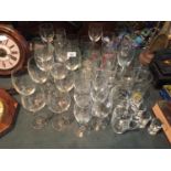 A LARGE SELECTION OF DRINKING GLASSES TO INCLUDE TANKARDS, PINT GLASSES, STELLA GLASSES, WINE