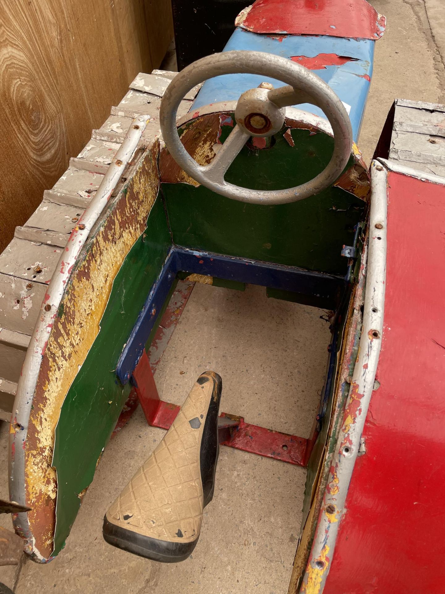 A VINTAGE CHILDRENS TRACTOR FAIRGROUND RIDE - Image 5 of 5