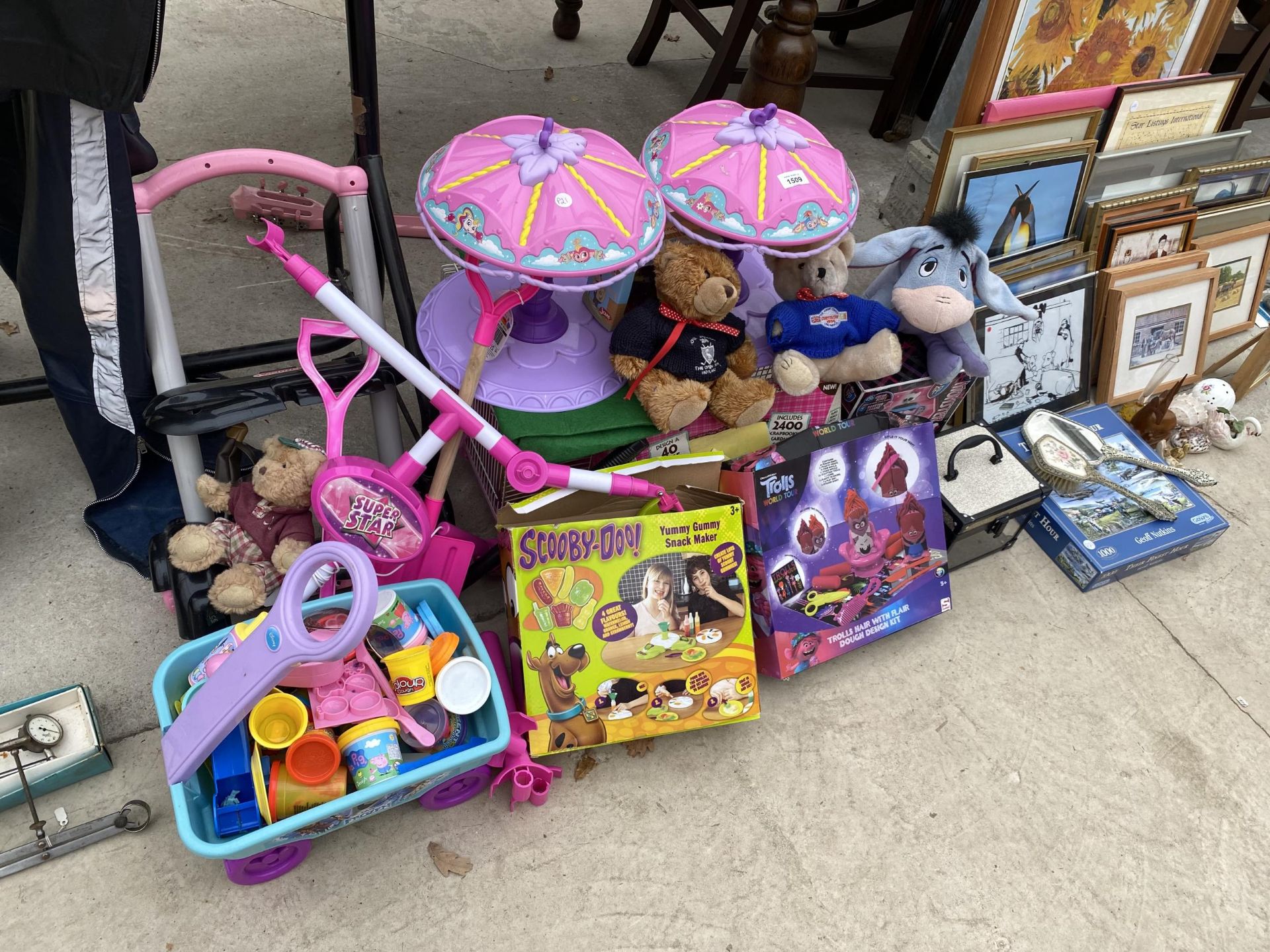 AN ASSORTMENT OF CHILDRENS TOYS AND GAMES