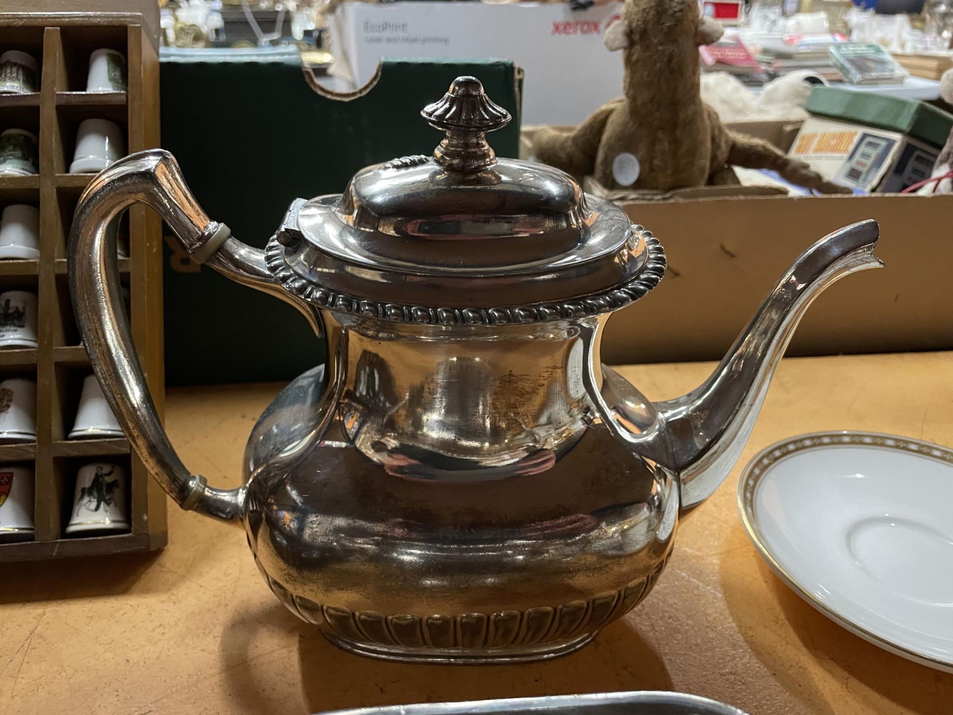 A THREE PART SILVER PLATED SET TO INCLUDE A TEAPOT, SUGAR BOWL AND MILK JUG - Image 4 of 4