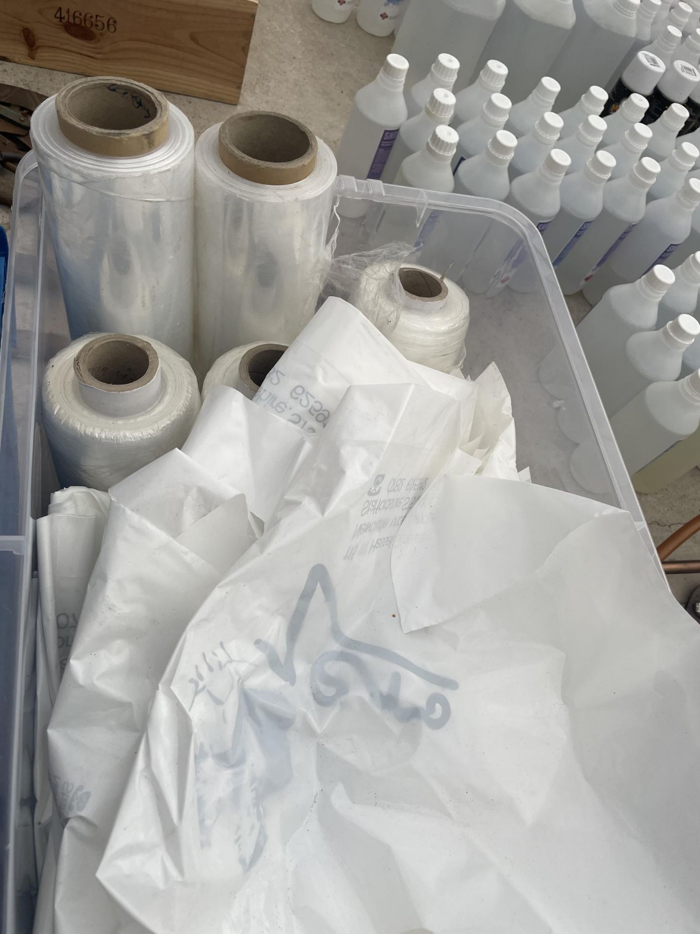 AN ASSORTMENT OF PACKAGING ITEMS TO INCLUDE CARRIER BAGS AND SHRINK WRAP ETC - Image 3 of 3