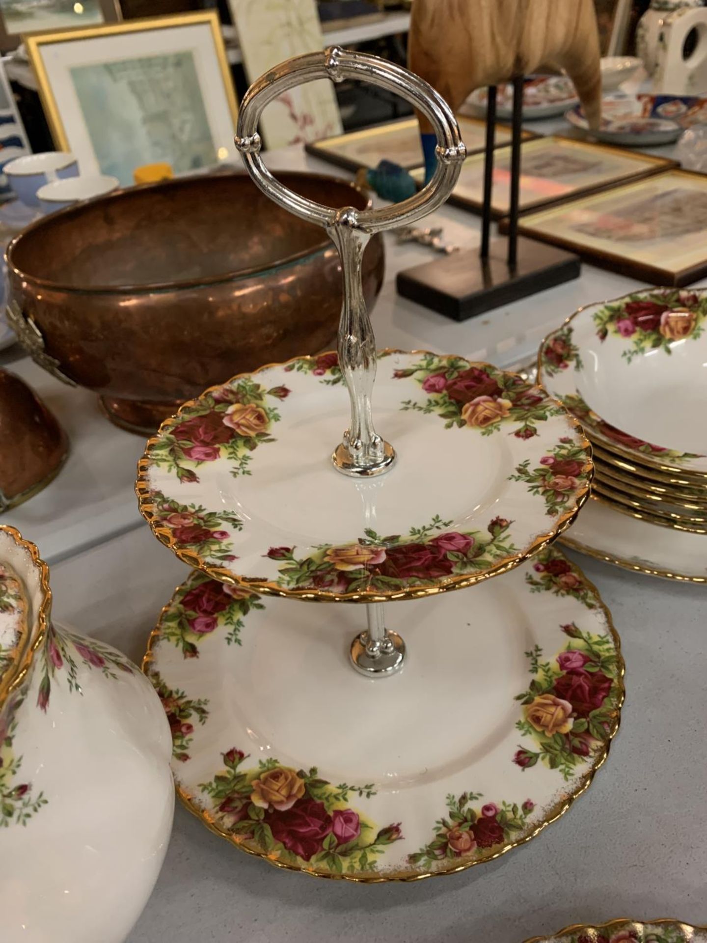 A COLLECTION OF ROYAL ALBERT OLD COUNTRY ROSES TO INCLUDE TRIOS, SUGAR BOWL AND CREAM JUG, CAKE - Image 6 of 6