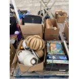 AN ASSORTMENT OF HOUSEHOLD CLEARANCE ITEMS TO INCLUDE BOOKS AND LAMPS ETC