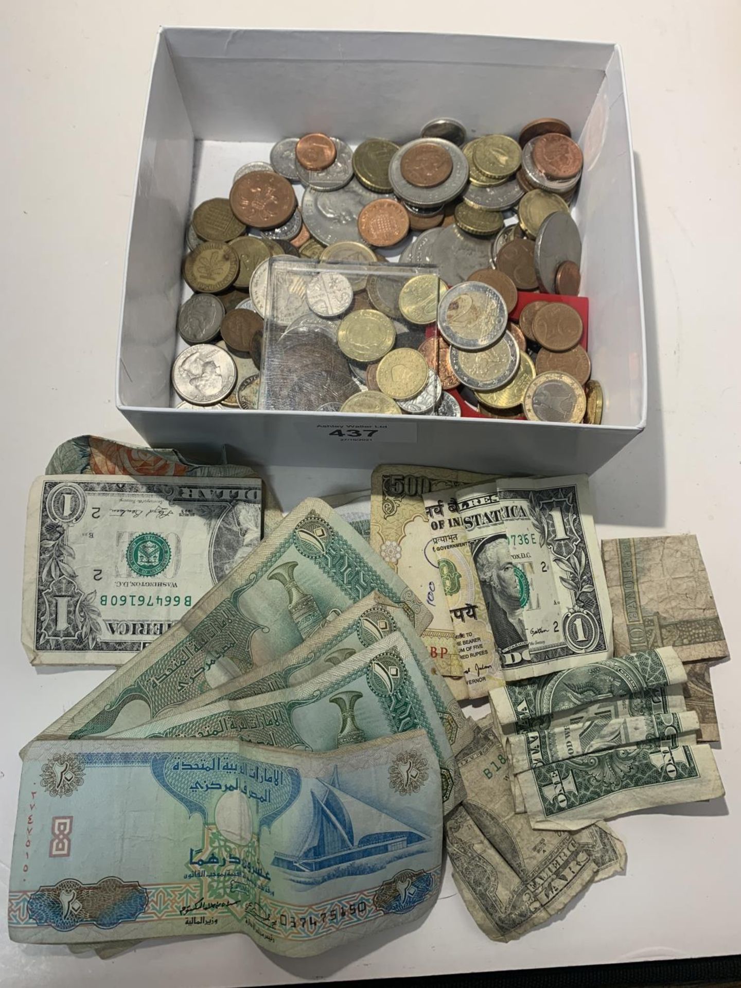 A BOX OF GB AND FOREIGN COINS AND NOTES