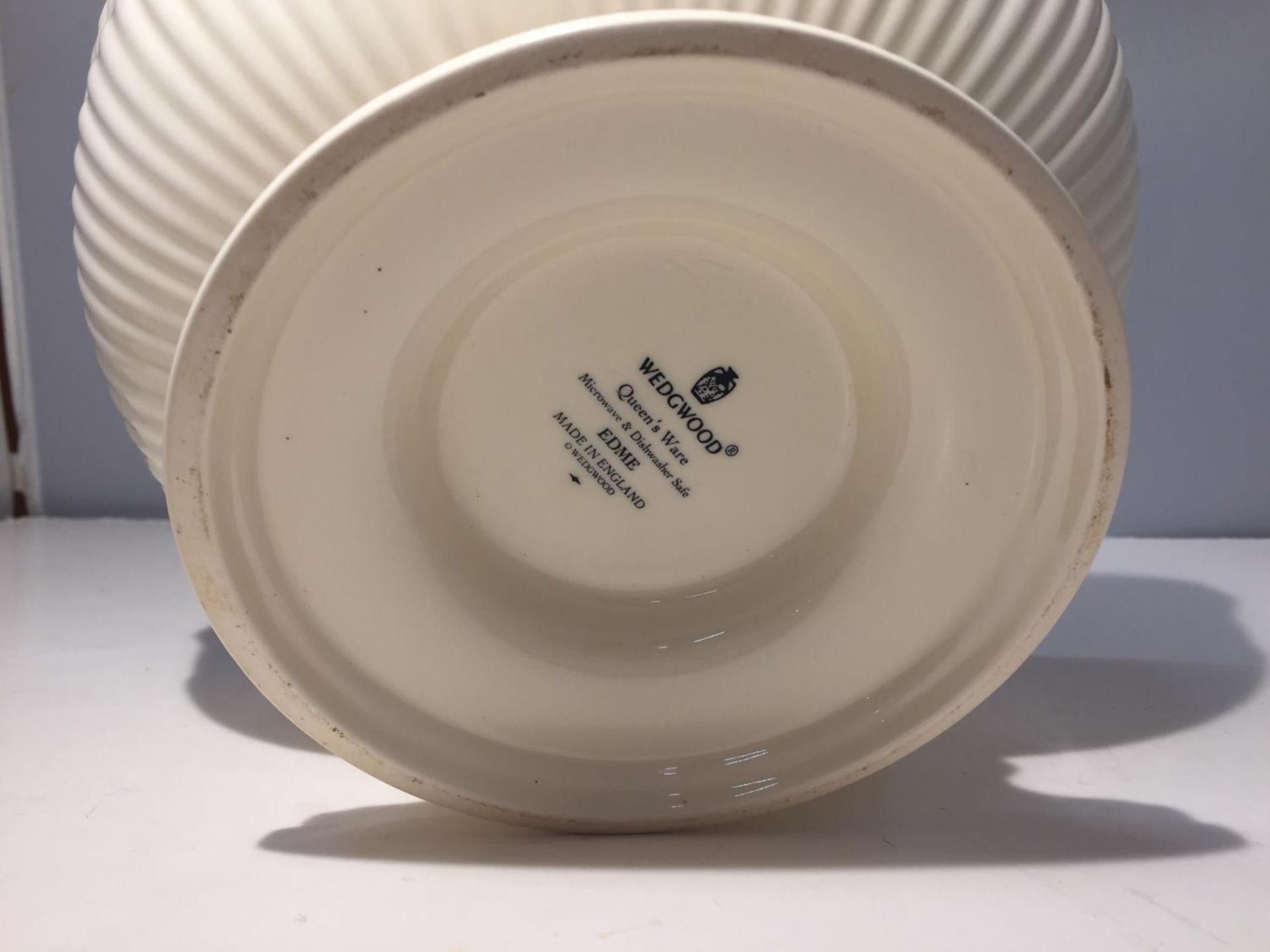 A WEDGEWOOD QUEENSWARE BOWL - Image 4 of 4