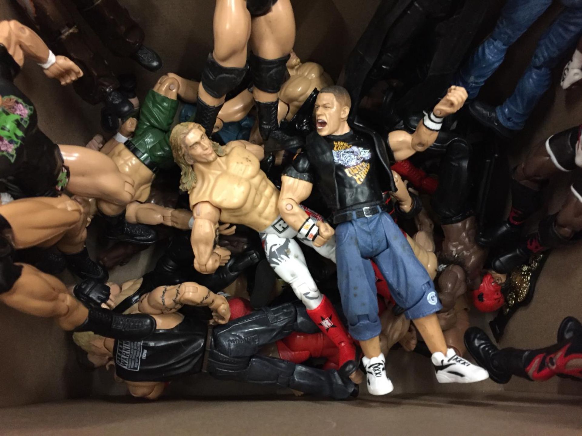 A LARGE QUANTITY OF WWE WRESTLING FIGURES - Image 2 of 4