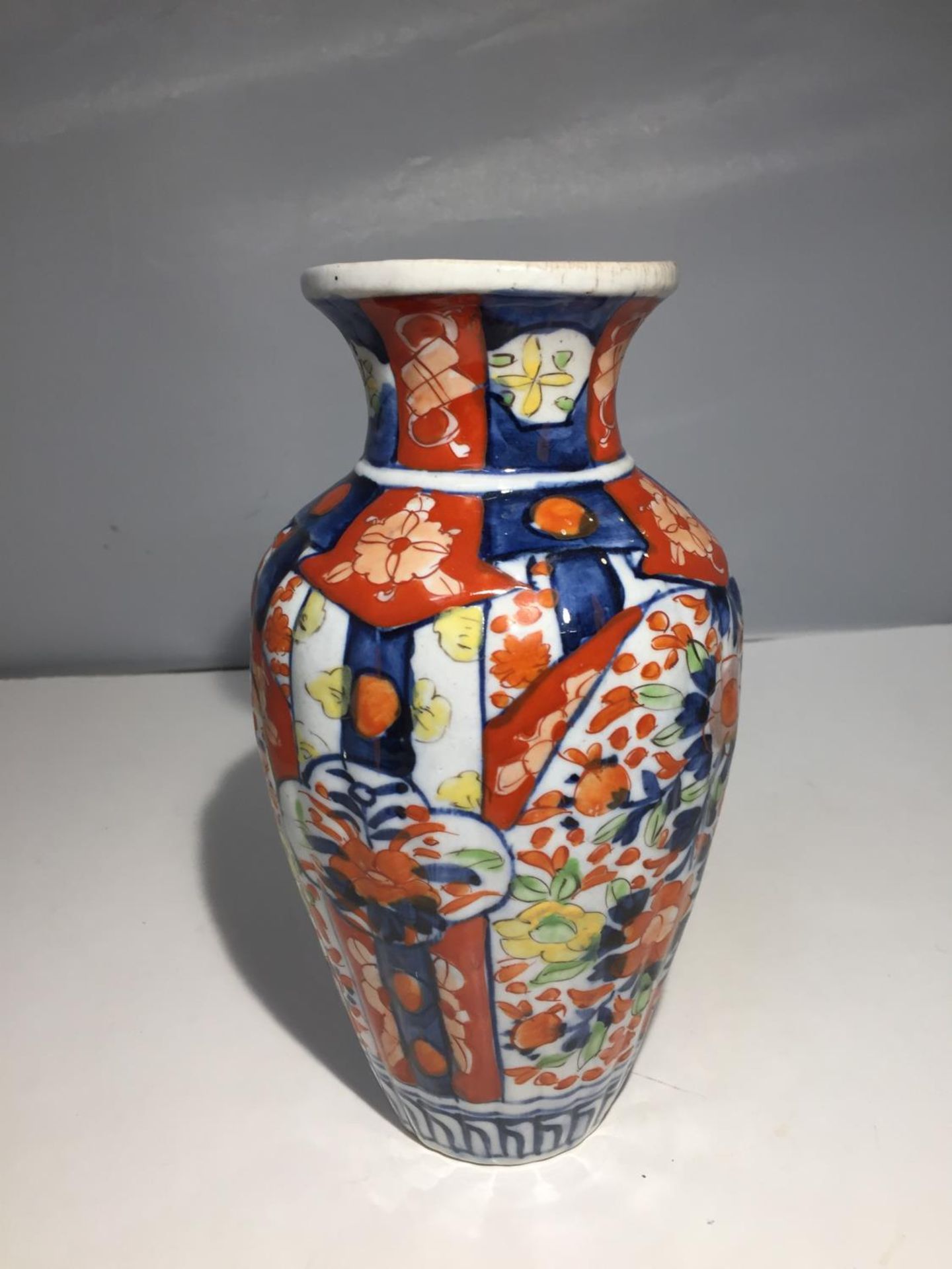 A VICTORIAN ORIENTAL VASE - Image 2 of 5