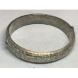 A HALLMARKED BIRMINGHAM WIDE SILVER BANGLE WITH AN ORNATE ENGRAVED DESIGN