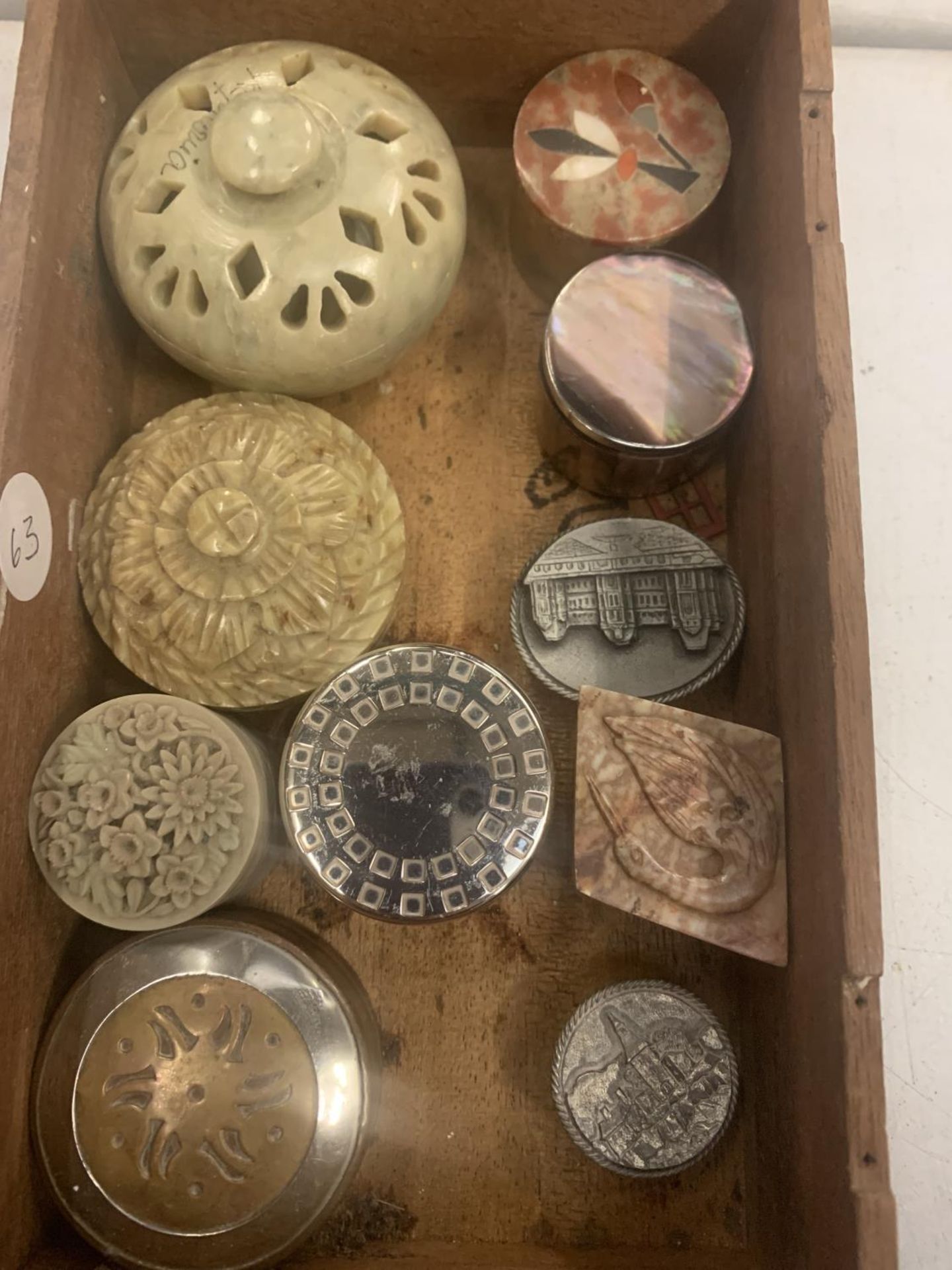 A COLLECTION OF FIFTEEN ASSORTED PILL BOXES - Image 3 of 3