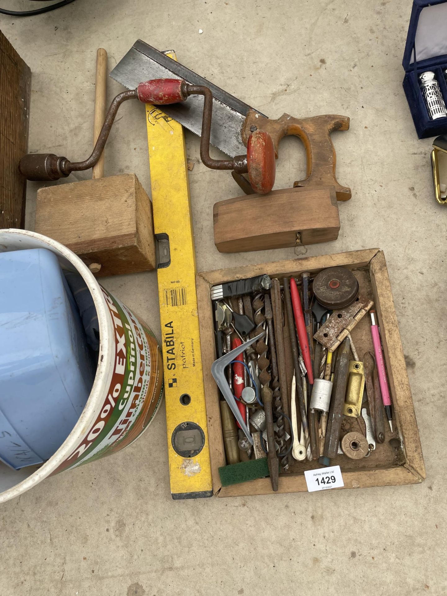 AN ASSORTMENT OF TOOLS TO INCLUDE A BRACE DRILL, SAW AND SMALL STEPS ETC - Image 2 of 4