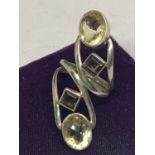 A LARGE SILVER DESIGNER RING ON A TWSIT DESIGN WITH FOUR VARIOUS STONES SIZE R