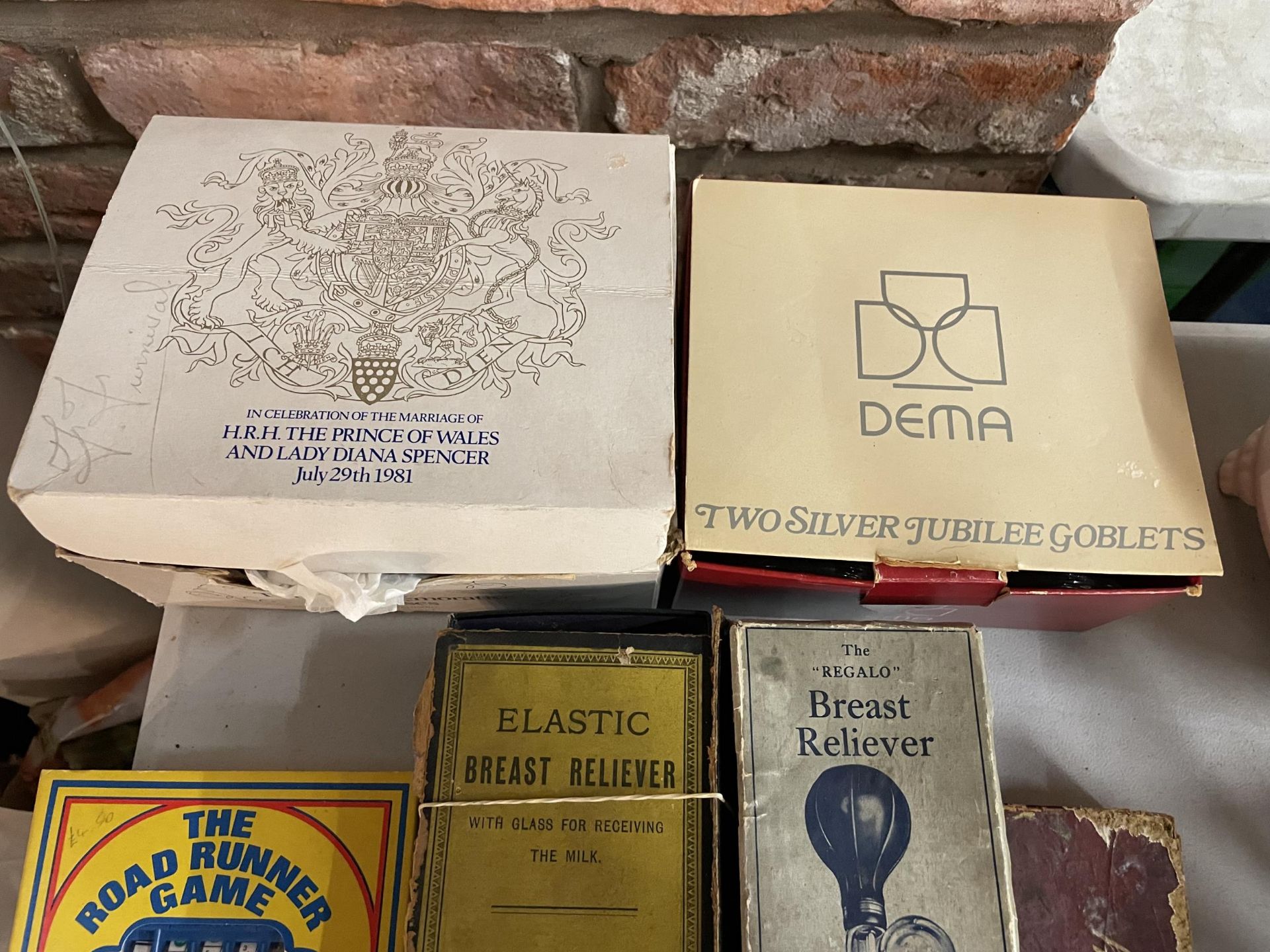 VARIOUS BOXED VINTAGE ITEMS TO INCLUDE HAIR CLIPPERS, TROUSER PRESS, BREAST RELIEVERS ETC - Image 4 of 6