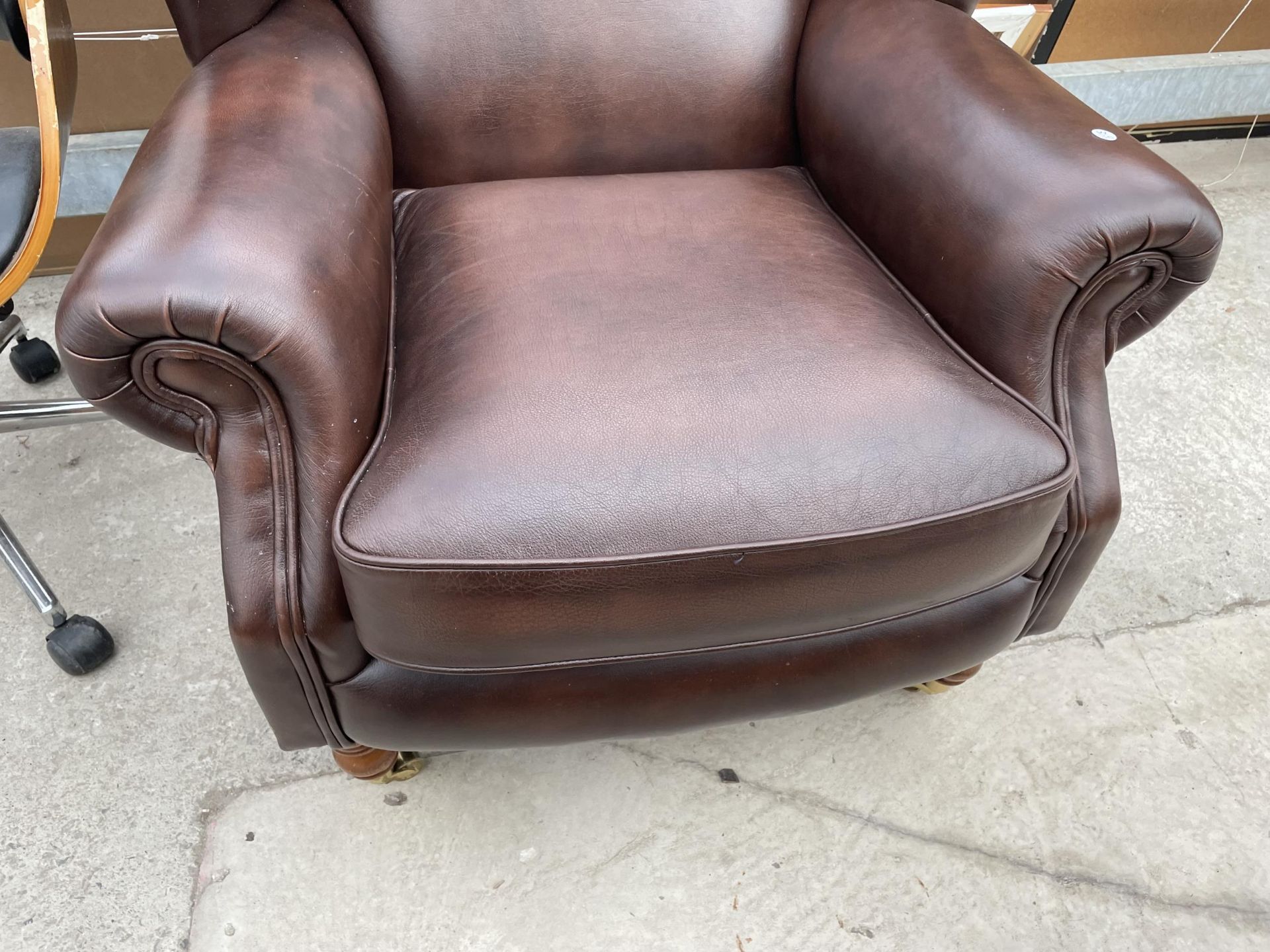 A MODERN LEATHER WINGED EASY CHAIR IN 19TH CENTURY STYLE WITH TURNED FRONT LEGS ON BRASS CASTERS - Image 3 of 6