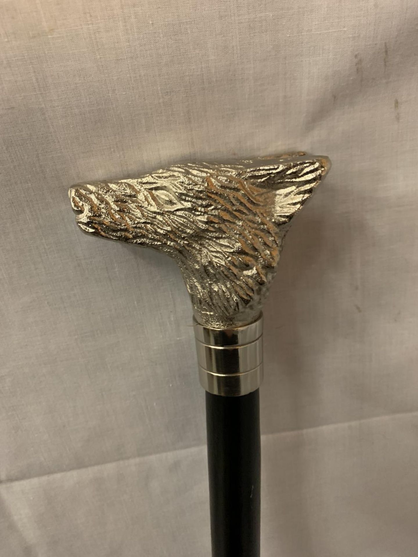 A WOODEN WALKING CANE WITH A SILVER COLOURED FOX HANDLE - Image 2 of 4