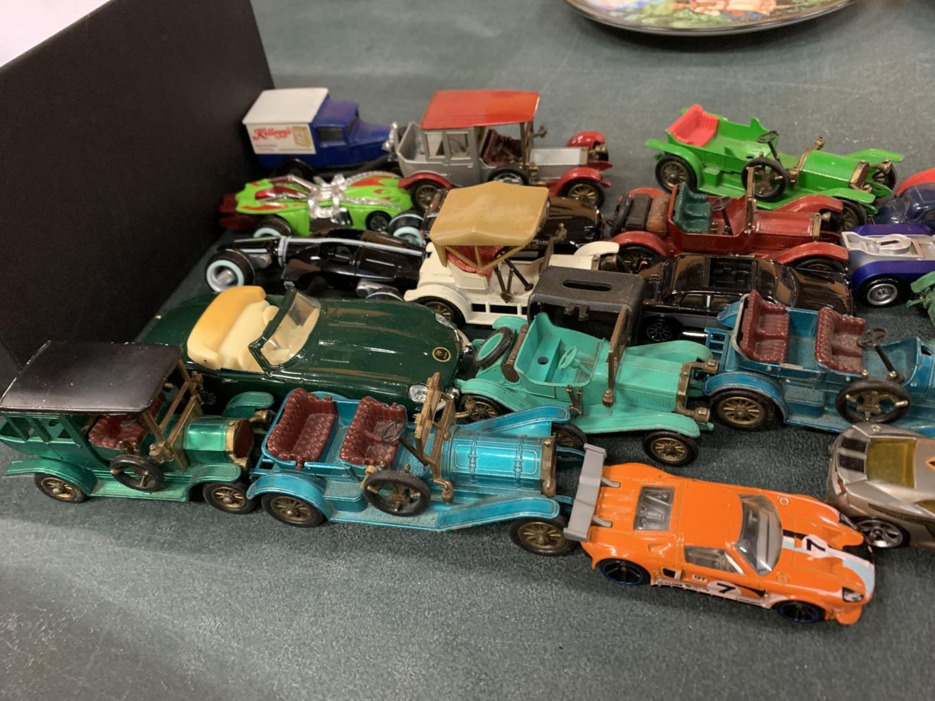 A BOX OF TOY CARS - Image 4 of 4