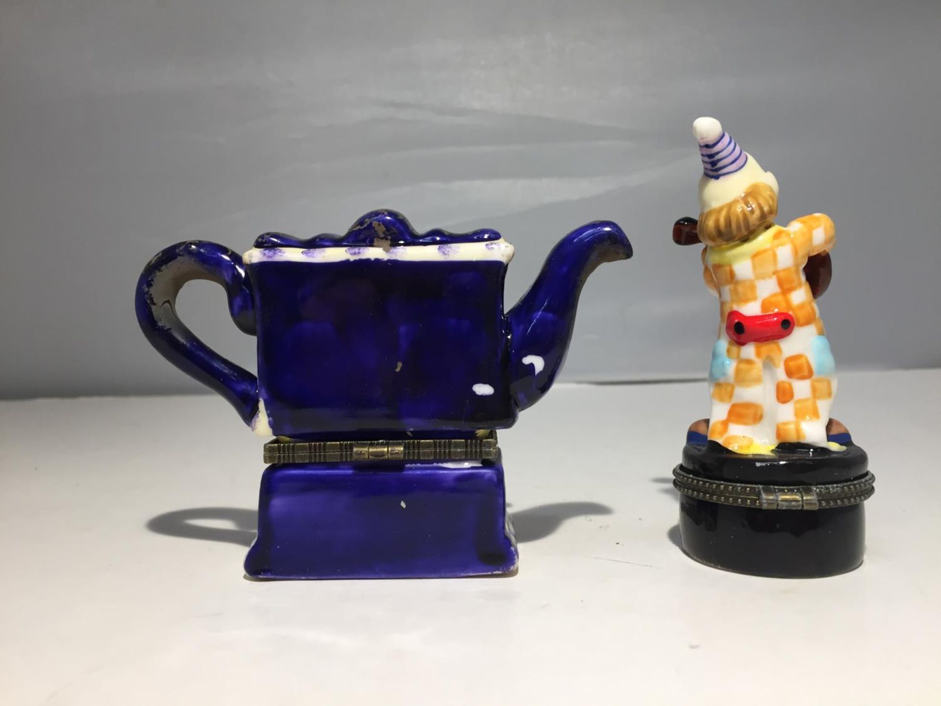 TWO ITEMS TO INCLUDE A NOVELTY TRINKET BOX AND TEAPOT - Image 2 of 3