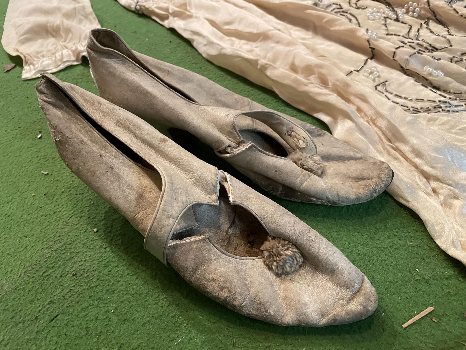 A 1920'S BEADED WEDDING DRESS WITH TWO PAIRS OF SHOES - Image 3 of 9