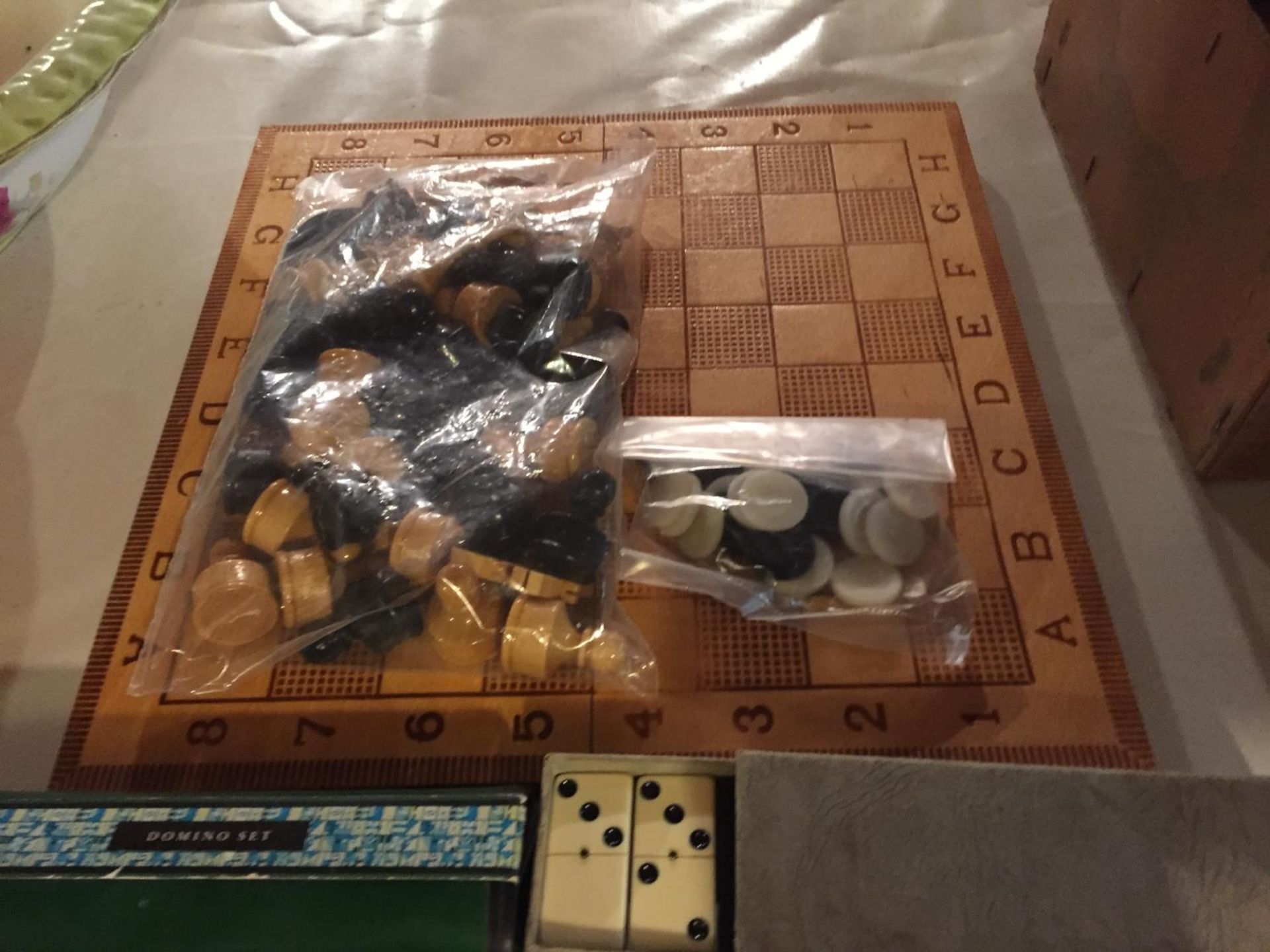 A COLLECTION OF GAMING ITEMS TO INCLUDE A CHESS BOARD AND PIECES, PLAYING CARDS, DOMINOES, A METAL - Image 3 of 4