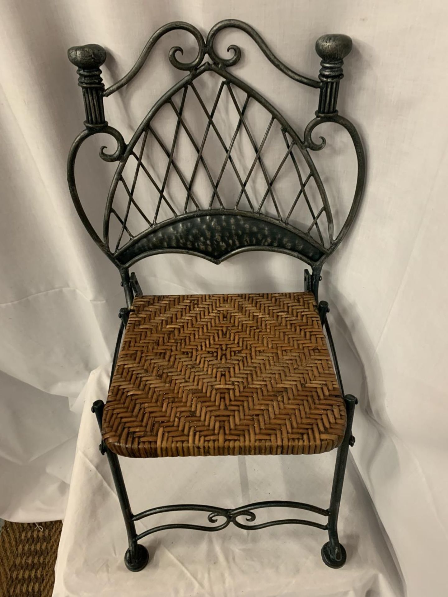 A VINTAGE VERY HEAVY WROUGHT IRON CHILDRENS CHAIR WITH A WOVEN SEAT - Image 2 of 4