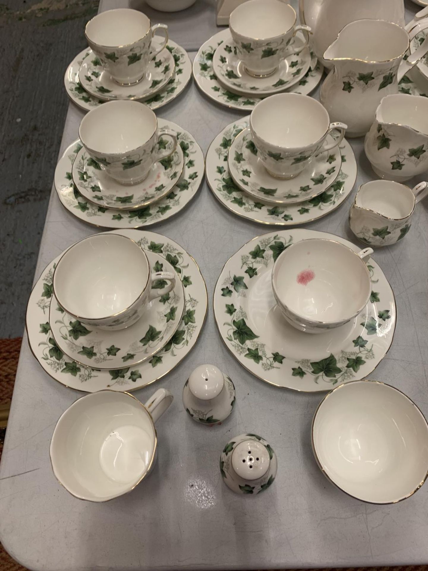 A LARGE COLLECTION OF DUCHESS FINE BONE CHINA 'IVY' TABLEWARE TO INCLUDE CUPS, SAUCERS, EGG CUPS, - Image 5 of 6