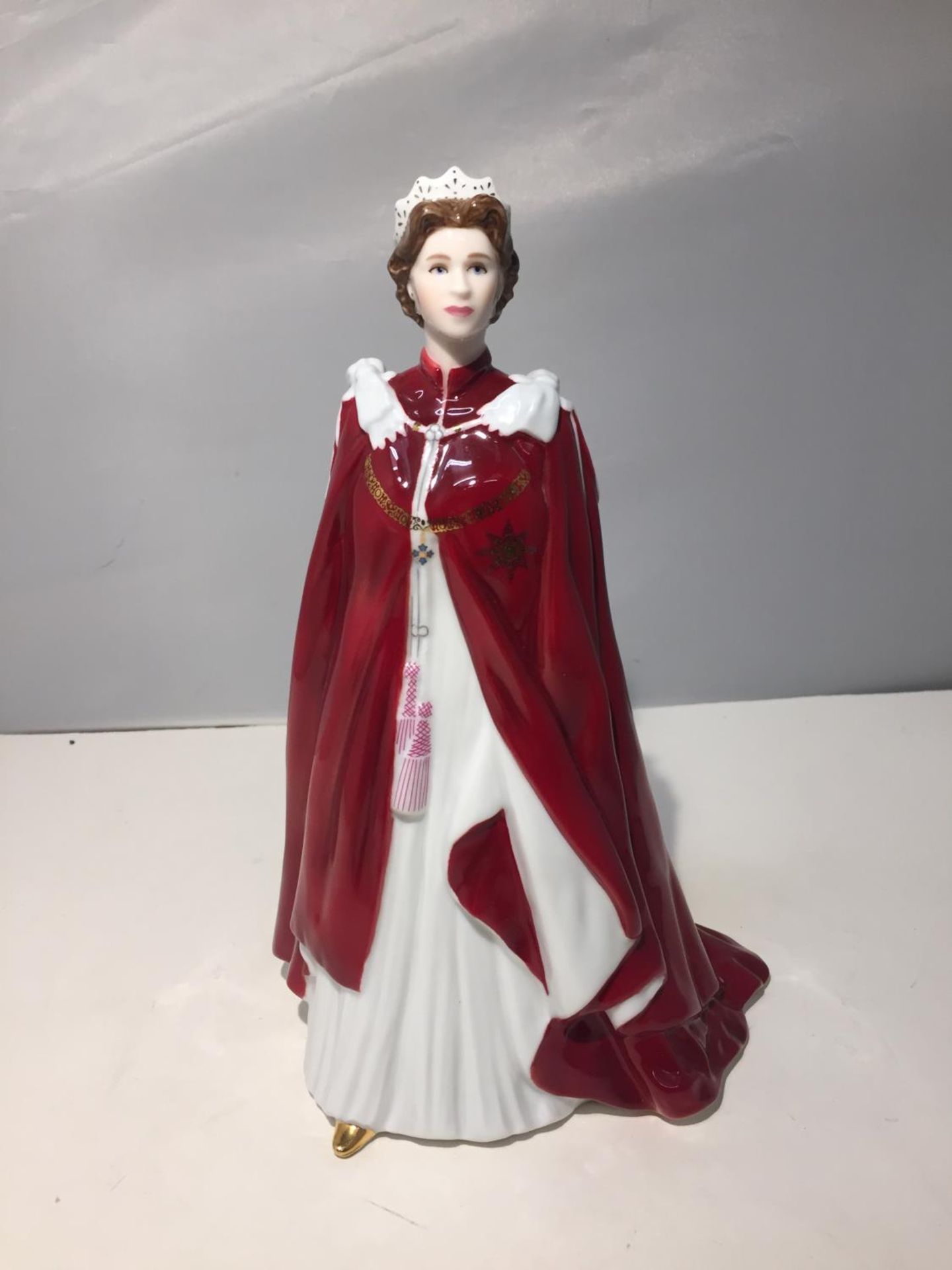 A ROYAL WORCESTER FIGURE IN CELEBRATION OF THE QUEENS 80TH BIRTHDAY 2006 DRESSED IN THE ROBES OF THE