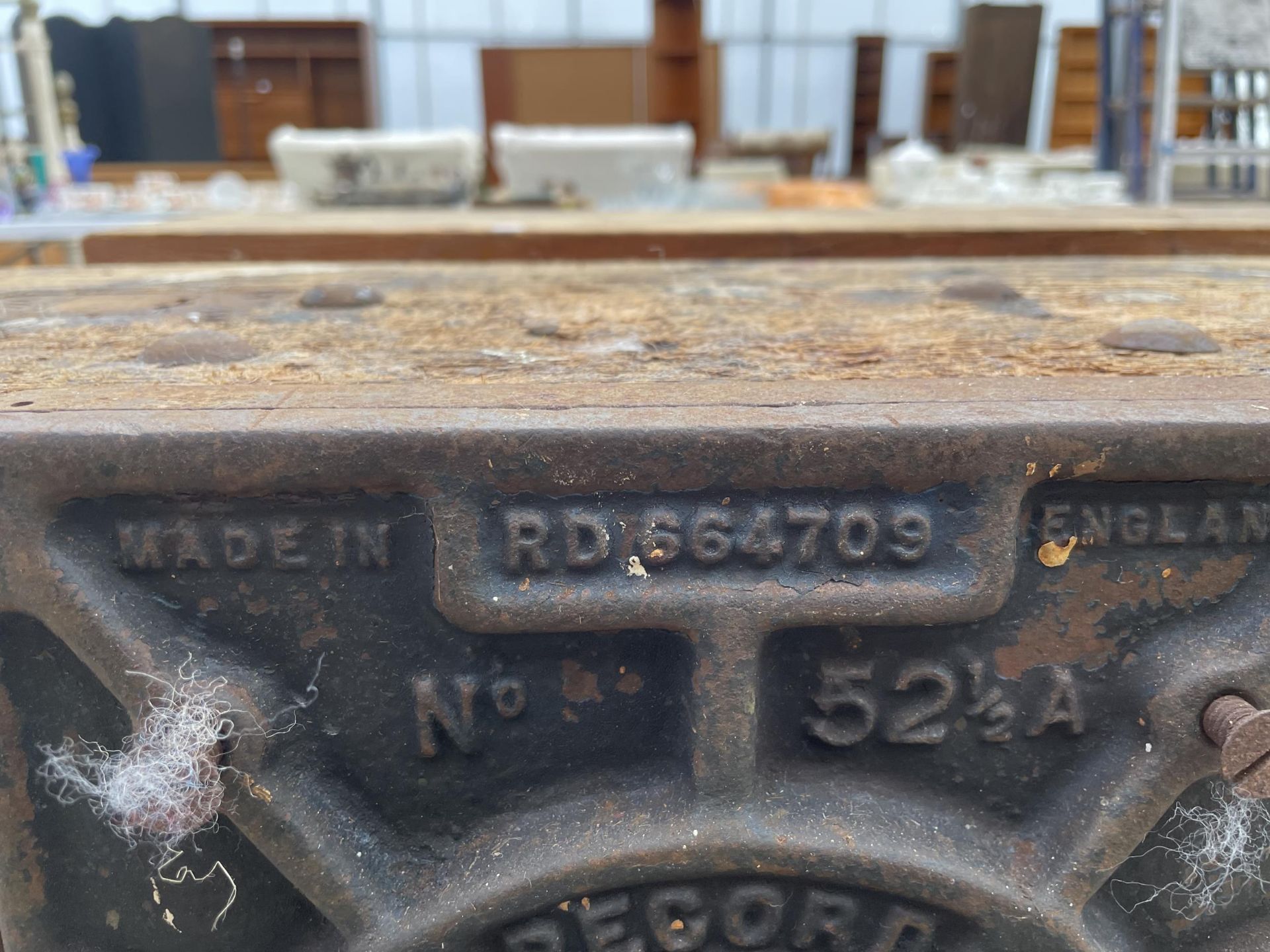 A VINTAGE WOODEN WORK BENCH WITH WITH RECORD NO.52 BENCH VICE - Image 3 of 5