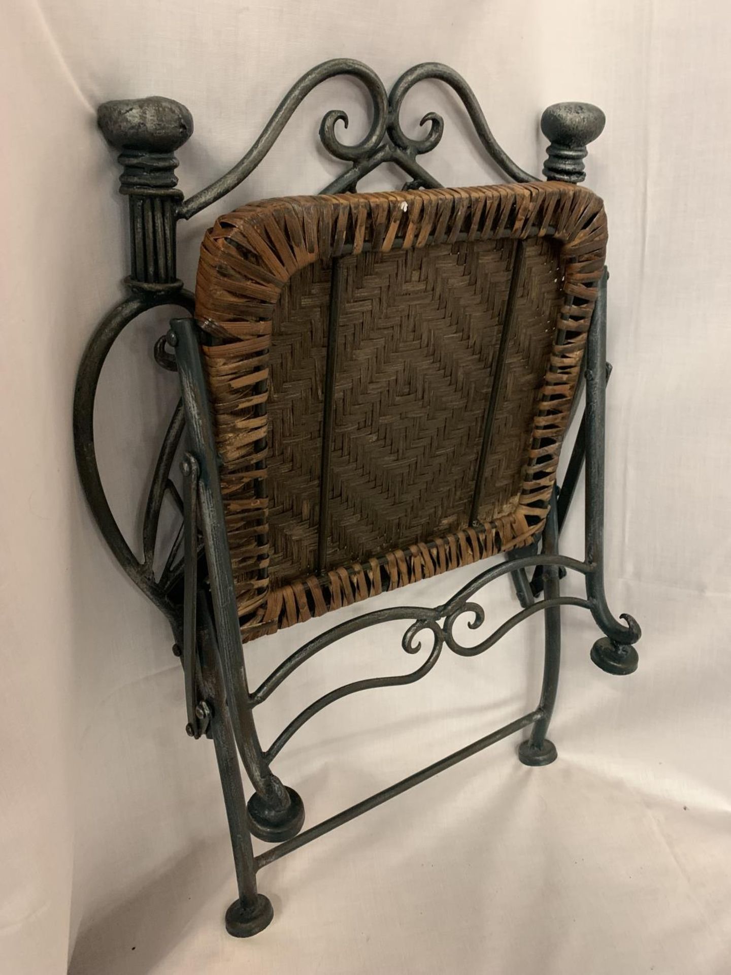 A VINTAGE VERY HEAVY WROUGHT IRON CHILDRENS CHAIR WITH A WOVEN SEAT - Image 4 of 4