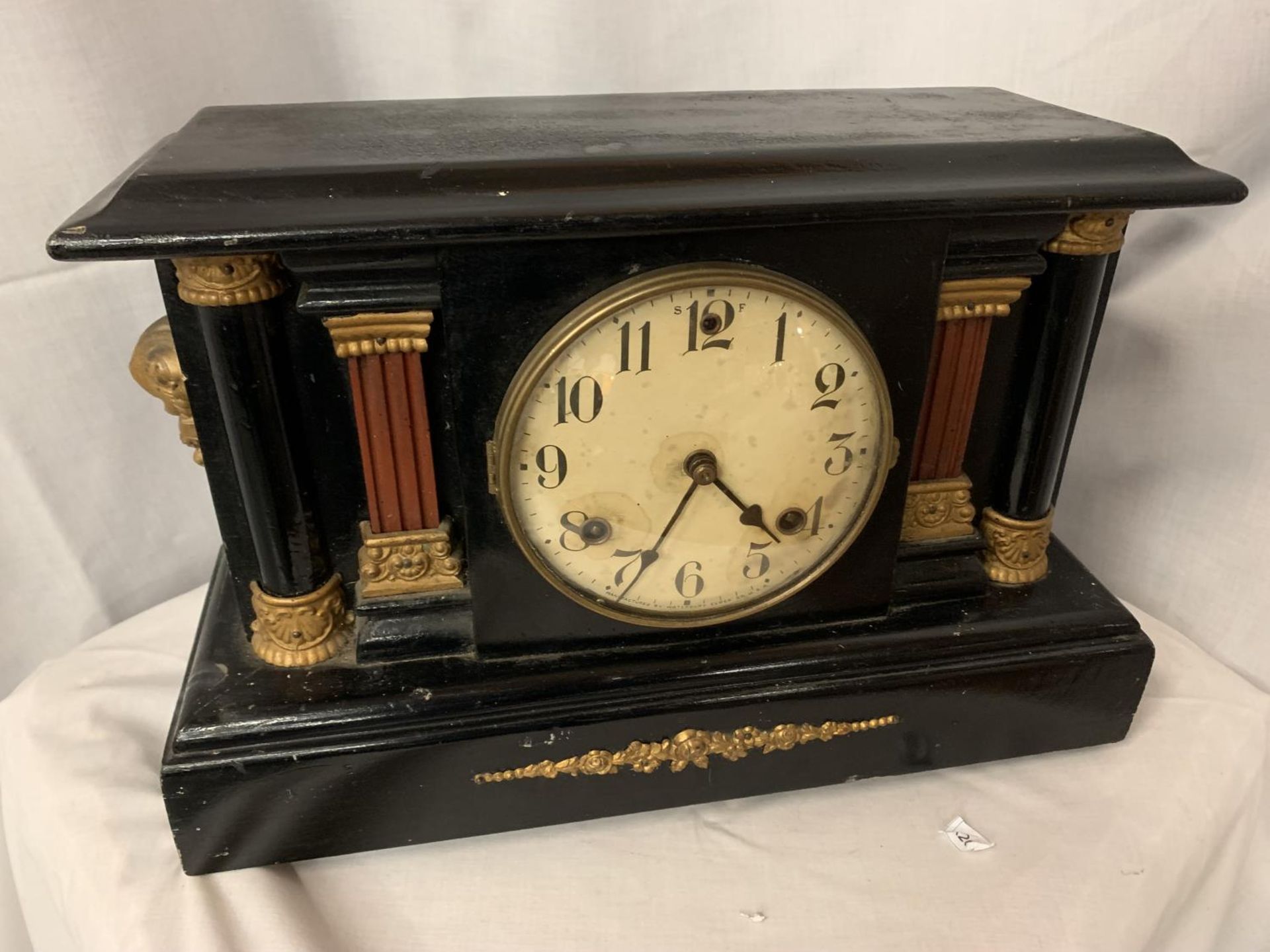 AN AMERICAN WOODEN MANTLE CLOCK WITH COLUMNS